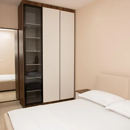 White Arena Apartman *